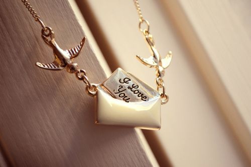 悲伤情侣个性签名 最怕人潮之中感觉不到你存在